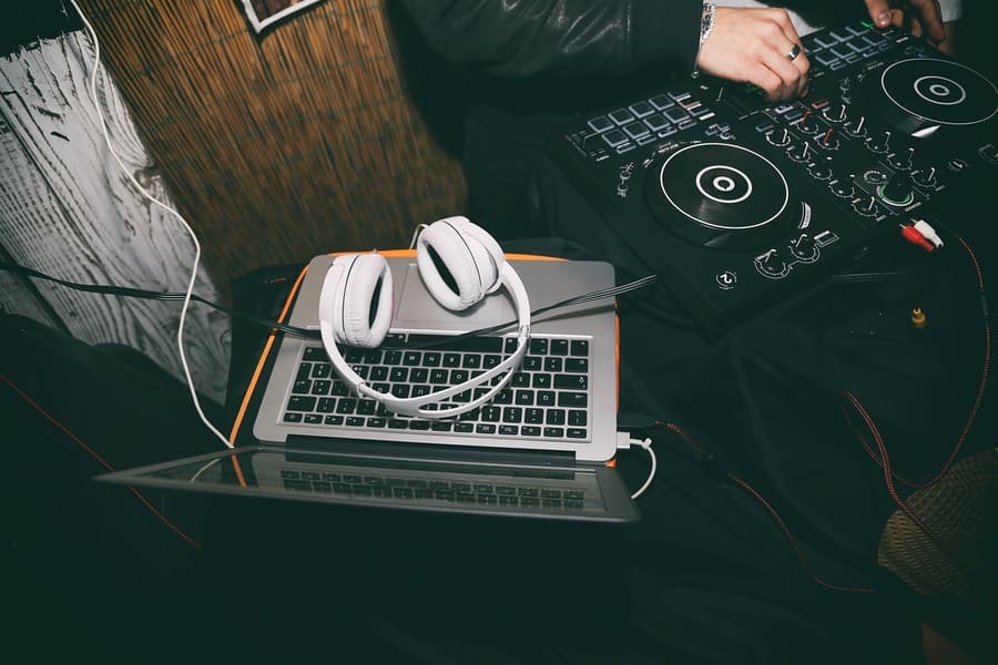 ターンテーブルとPCを使う男性