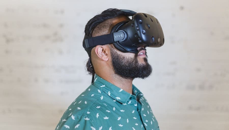 VR機器をかける男性
