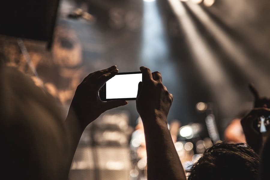 スマートフォンで撮影する男性