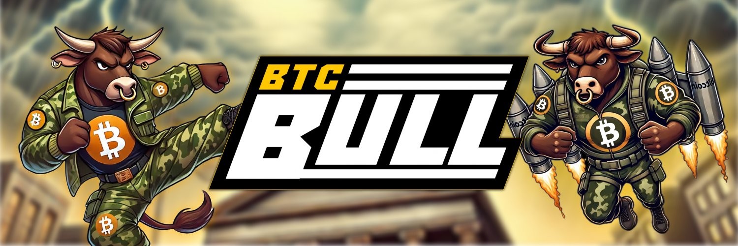中央に「BTC BULL」のロゴ、両側にビットコインマーク入りの軍服を着た雄牛キャラクターがロケットを装備して立つアニメ調イラスト。