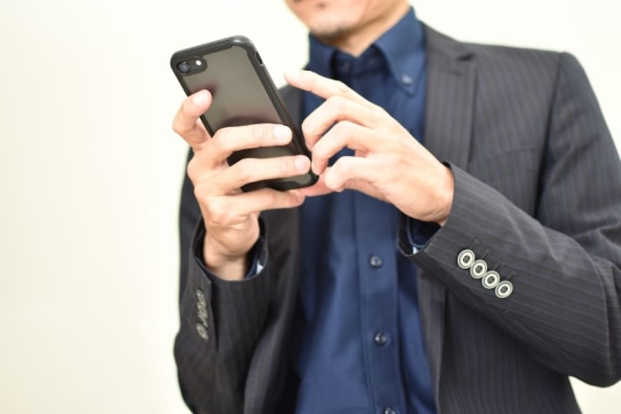 スマートフォンを使用する男性