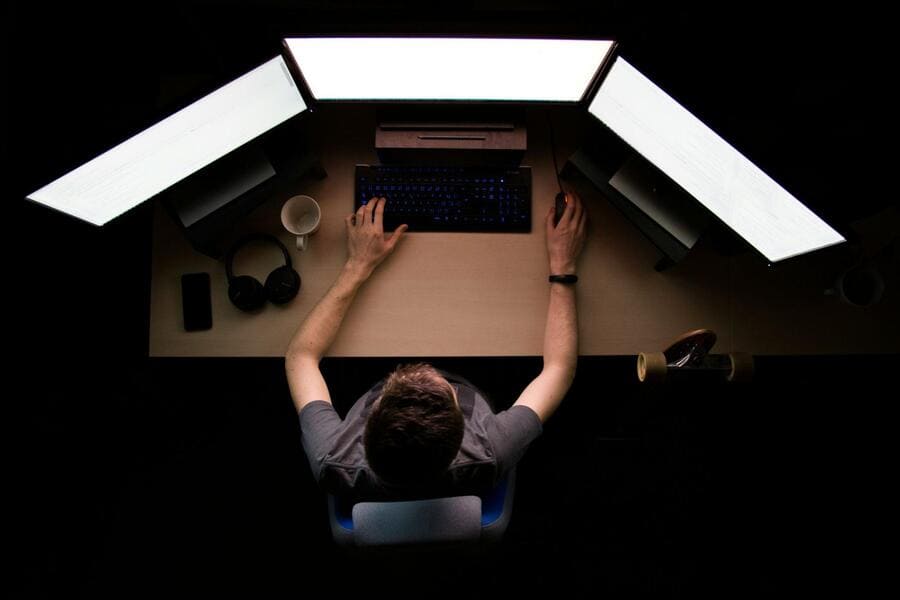 パソコン作業をしている男性