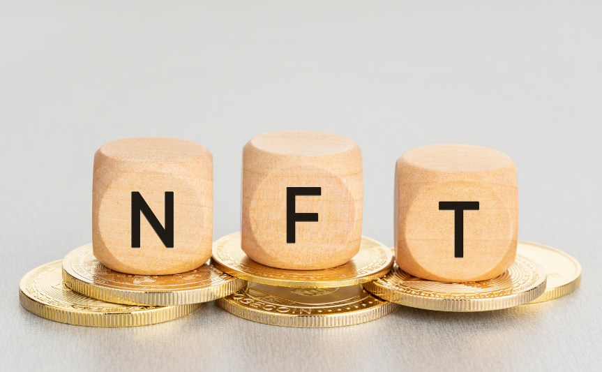 NFTと書かれた積み木と仮装通貨コイン