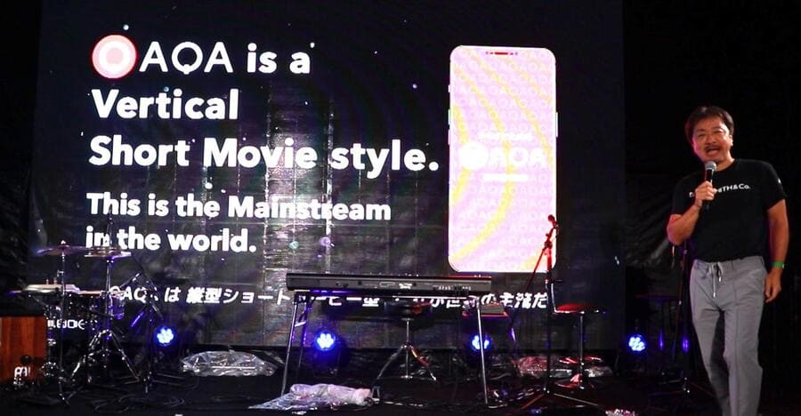 代表取締役CEO 真田哲弥氏がクイズ形式でQAQAの特徴を紹介する様子