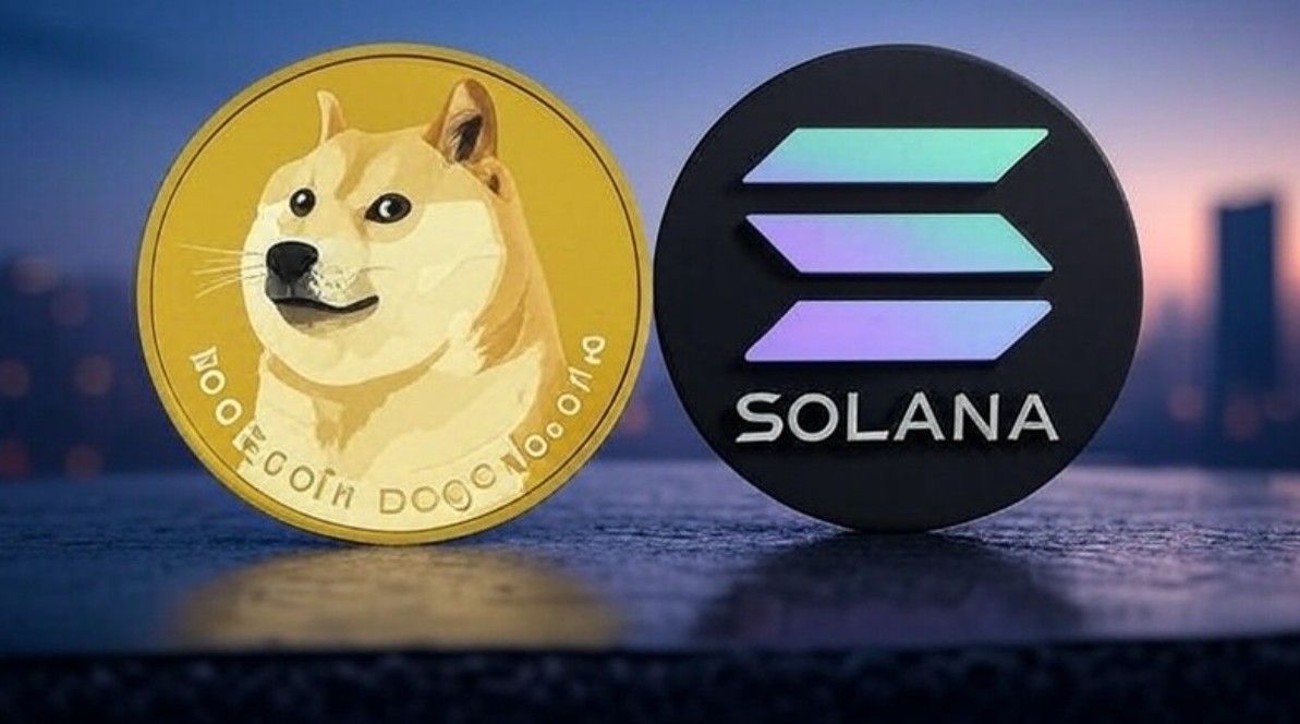 ドージコイン(DOGE)の金色のコインとソラナ(SOLANA)の黒いコインが並び、背景に夕暮れの都市風景。Solaxyプロジェクトの将来性と8500%の成長期待を示唆する仮想通貨のイメージ。