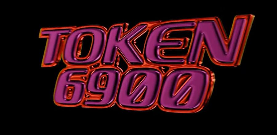 黒背景に光沢のある赤紫色の立体文字で『TOKEN 6900』と描かれたロゴイメージ。ユニークな戦略を象徴するデザイン。